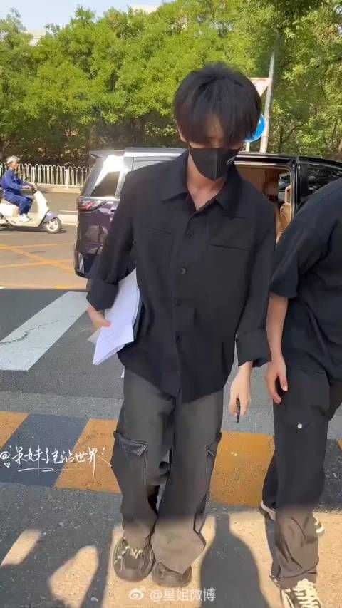 时间过得好快呀，都要毕业啦 戴帽子看起来毛好顺好乖，恭喜毕业！