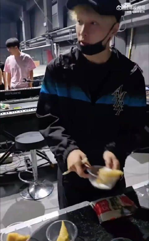 张艺兴私下酷爱甜食与舞台形象反差大