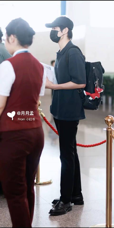 魏大勋今天机场路透～收到了好多粉丝的信，都好好放进双肩包里了，回家慢慢看