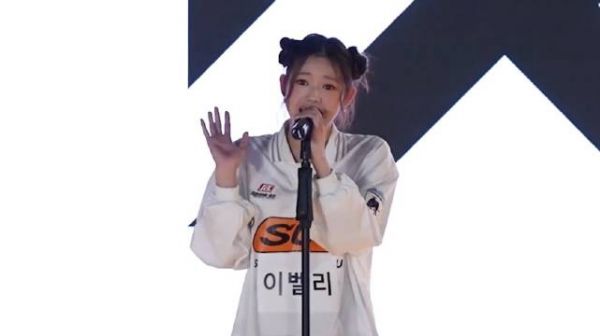 YG新女团首位成员EVELLI表演视频公开，15岁澳籍成员亮相