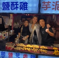 郑欣宜戴百万翡翠项链露面，整个人瘦了好多，笑容灿烂心情好