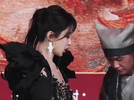 杨紫确实非常非常得体，她不仅热爱自己的作品，还用心保护它