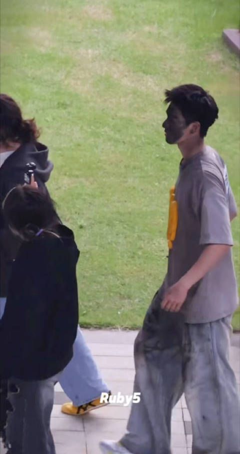 黑脸小林,哈哈哈哈笑晕了!好一口大白牙!能感受到小林在奔跑吧玩得老开心啦