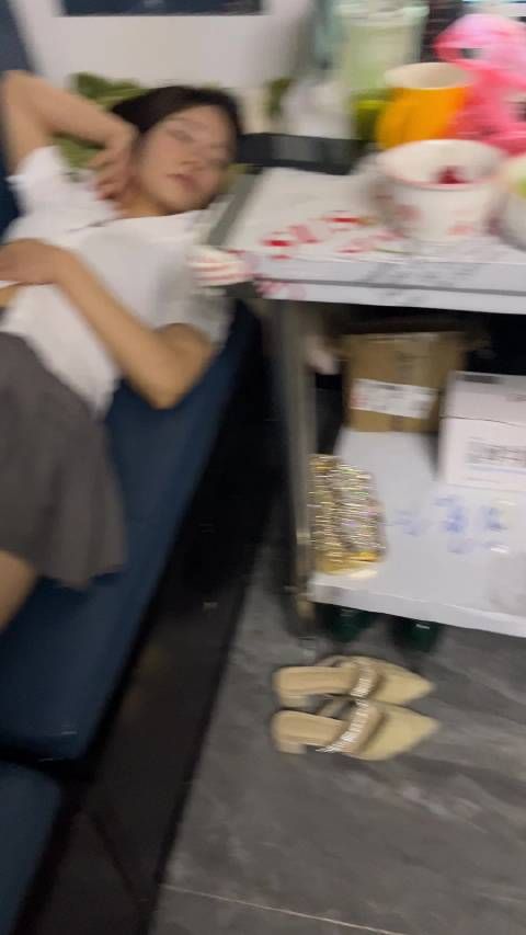 女朋友一下班就睡着了，看得我好心疼