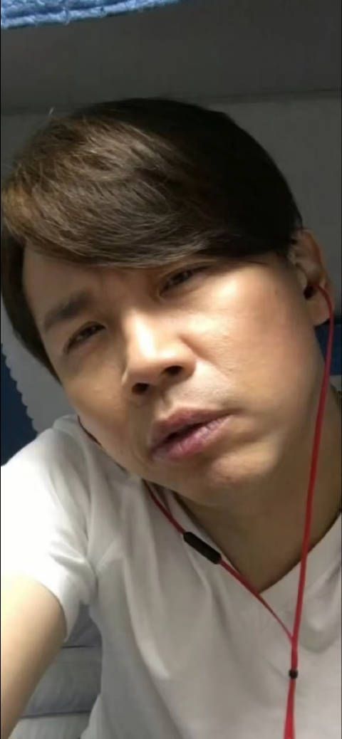 黄誉博cos陶喆名场面自拍 真的是一模一样啊!黄誉博真是能唱能跳还会整活