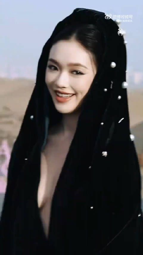 林允时尚芭莎造型花絮来啦!穿的很大胆