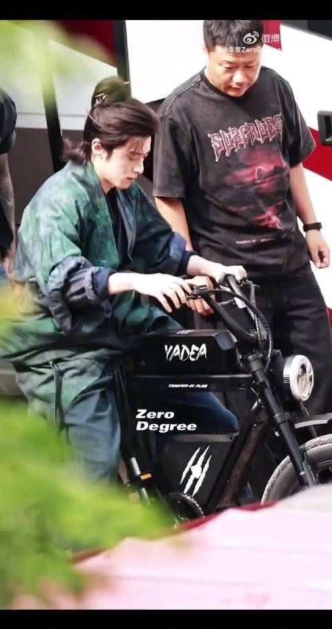 召唤“爱车”瞬间，古装造型对比现代道具，氛围感拉满，幽默又反差