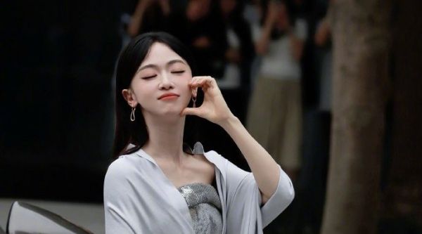抵达时尚芭莎年度派对现场,脸颊比心的姐姐好美!