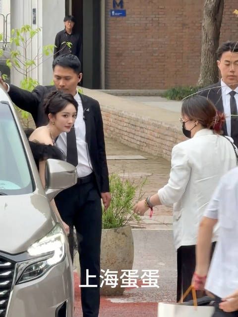 刷到哪个视频都要感叹下!杨幂露出脑袋的那一刻,太美了呜呜公主!