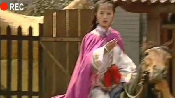 朱媛媛在康熙微服私访记里的出场就惊艳了时光