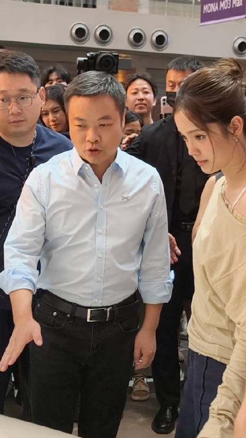 欧阳娜娜驾驶小鹏MONA 03载何小鹏体验新车