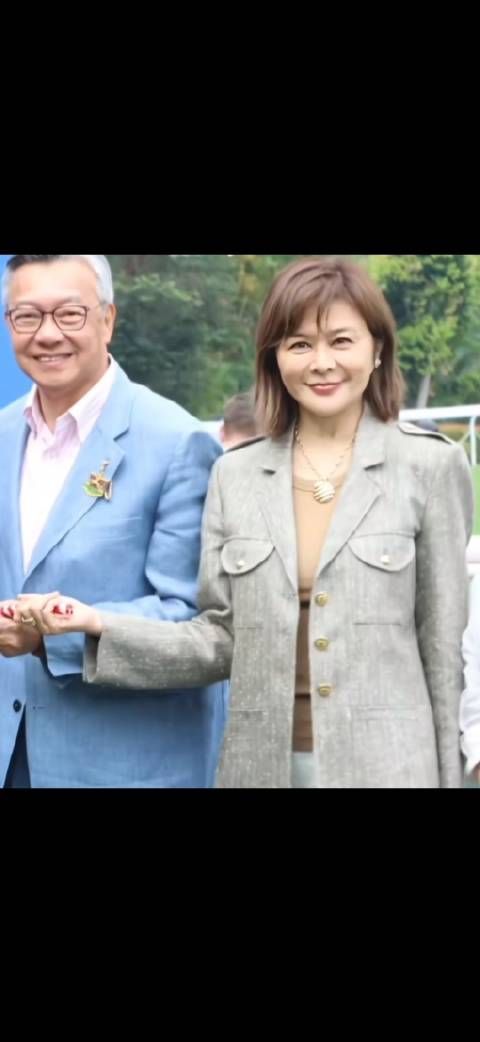 关之琳现身马场活动,笑容甜美气质优雅