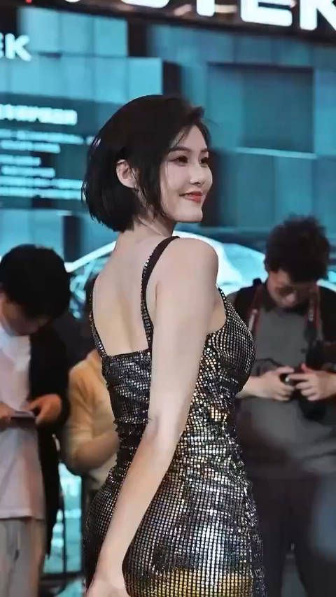 这次成了打扮得真艳丽,身材爆美 美啦啦