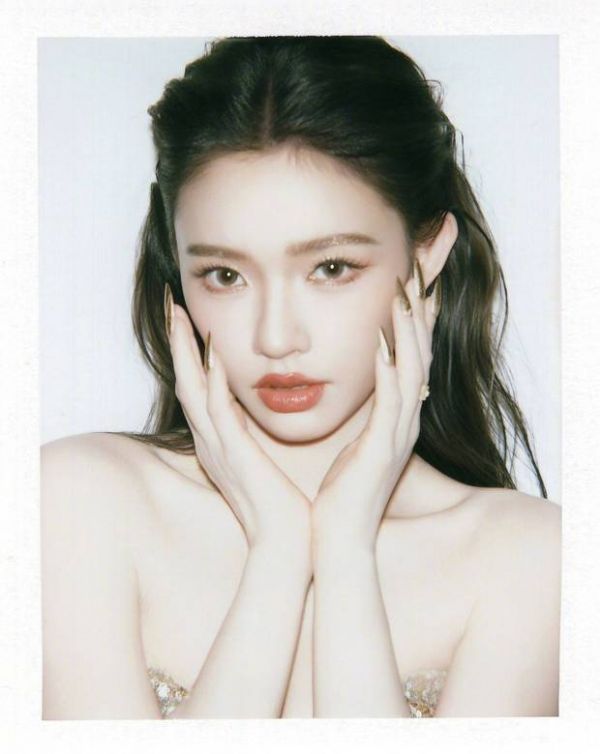 林允美艳动人。