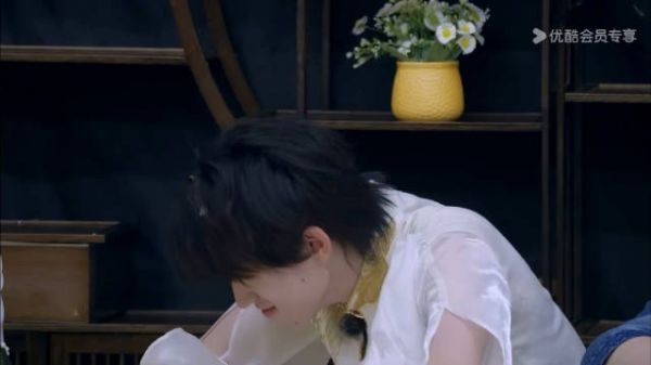 耀文扔个0出来 亚轩真憋不住 扑哧一声: 来喽来喽 .