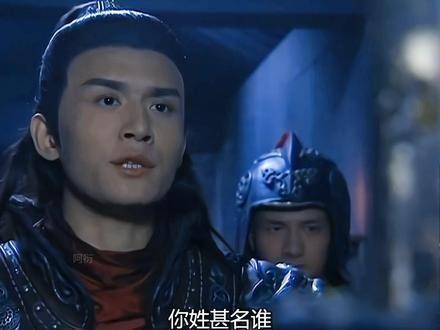 她对他而言如天上明月,只能遥不可及地悬挂高空,默默守望