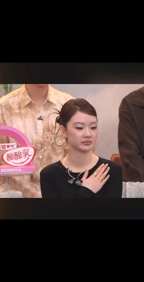 歌手直播里当GAI唱的时候依纯一直都是手摸着心那边…她在想什么?