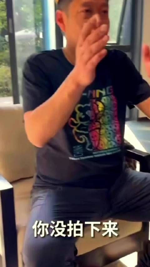 当邱贻可想自己唱生日歌时,莎莎立即制止道:等一下,你不要自己唱,好吧!