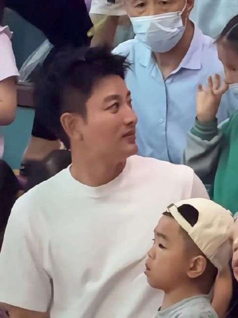 贾乃亮晒与女儿自拍,13岁甜馨长相酷似爸爸