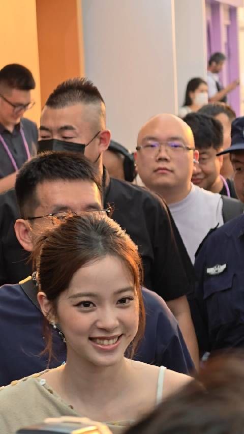 欧阳娜娜出游被赞nice,贴心照顾摄影师