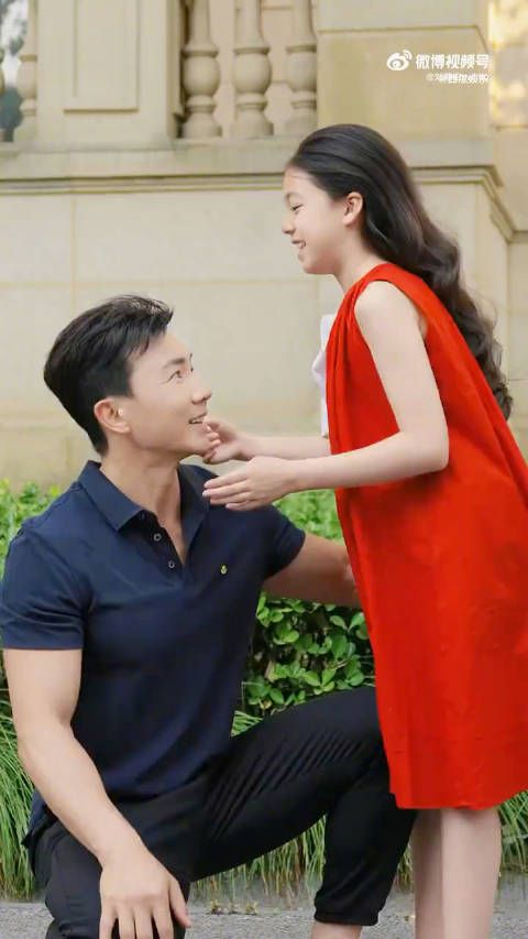 刘畊宏晒六一合拍视频,小泡芙长大萌度不减