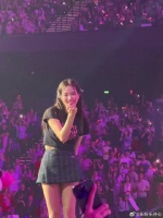 金智秀亮相澳门演唱会，粉丝盛赞其美貌
