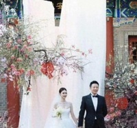 汪小菲马筱梅婚后古镇游玩，十指相扣甜蜜满满，夫妻相越来越浓
