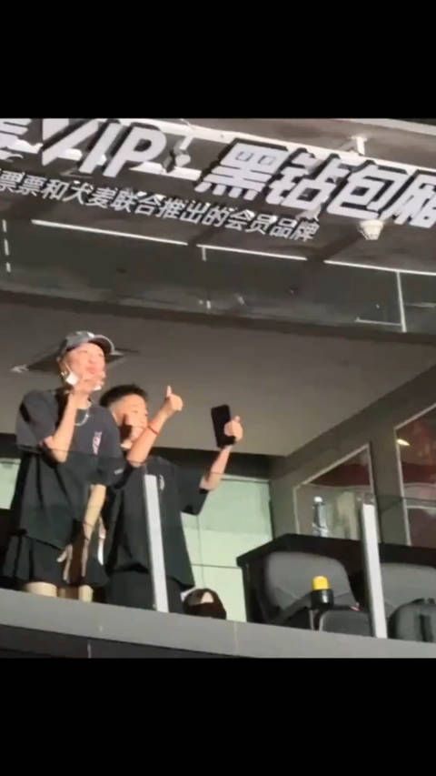 陈小春儿子Jasper看爸爸演唱会,越来越帅气了