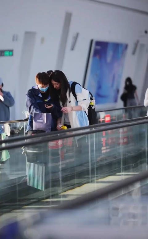 王曼昱与队友组成快乐三人组