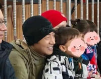 撒贝宁一家千岛湖亲子游！李白超短裤秀，5岁龙凤胎萌翻全场?