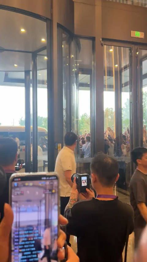 人气爆棚的头头,难为安保人员了哈哈哈哈, 王楚钦