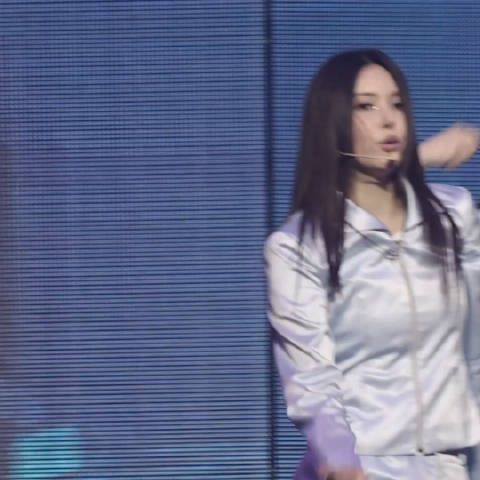 推万转：只看脸就能感受到YUNAH一代女爱豆的绯闻，很适合千禧风诶