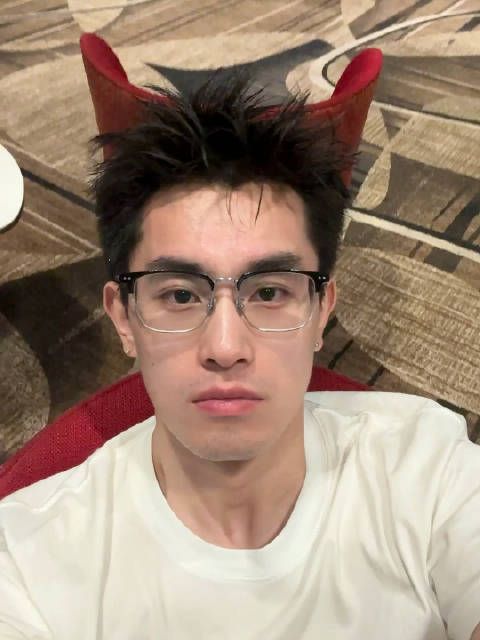 杰宝宝赴新加坡观看嘎嘎演唱会,候机自拍眼神纯净