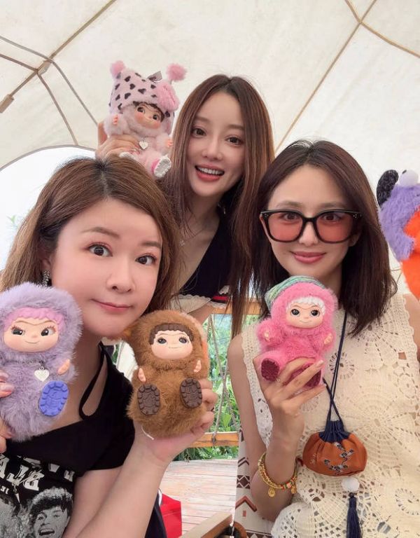 杜华与佟丽娅、李小璐一起合影。