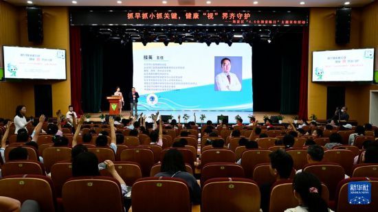 6月3日，北京同仁医院医生接英介绍健康用眼小知识。新华社发