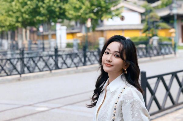 杨蓉笑容甜美。