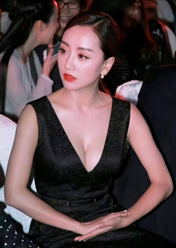 杨蓉美胸傲人。
