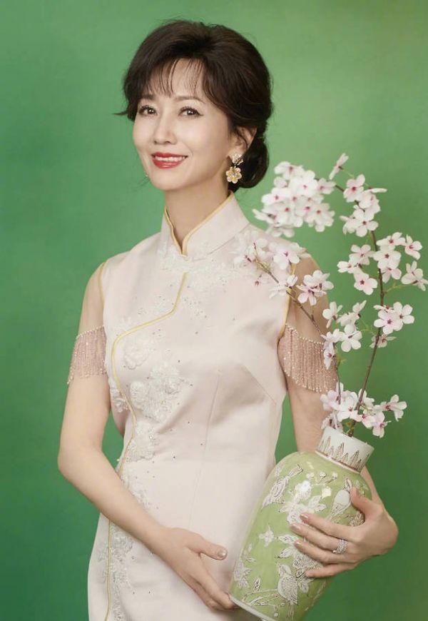 赵雅芝的皮肤白皙光滑，保养有方，状态佳。