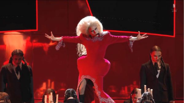 Lady Gaga压轴网飞盛典,串烧热单宣传《星期三》
