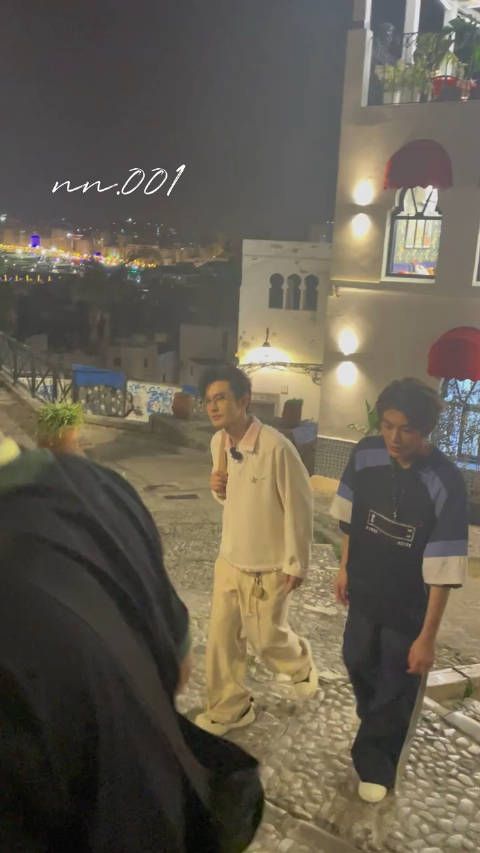 黄晓明扶丁禹兮调侃老人家你慢走