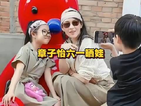 章子怡六一晒亲子日常,陪女儿探爬宠馆与儿子雪地互动