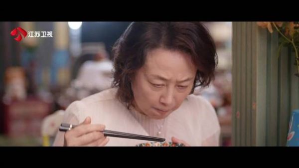 张雨绮饰演许开心与女儿冷战,饭桌气氛沉闷