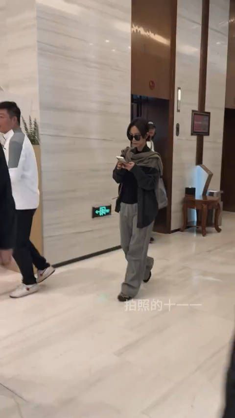 王珞丹风格切换自如,上一秒还是酷姐,下一秒就是温柔大姐姐