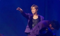罗志祥复出开演唱会！穿50多万的牛仔裤唱歌，脚上球鞋价值20万