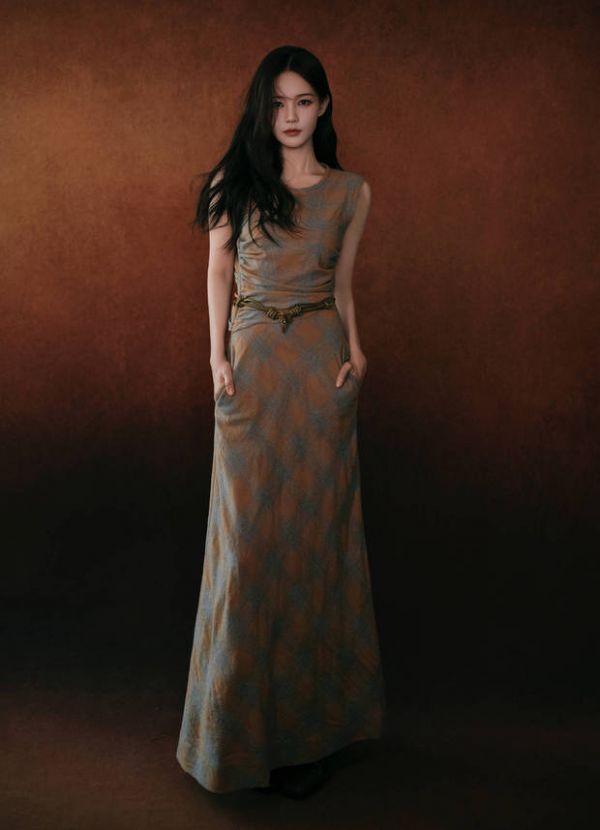 搜狐娱乐讯 6月6日，李一桐一组写真美照释出，照片中她穿格纹修身长裙展现完美身材曲线，大波浪造型优雅魅惑，眼神凌厉深邃。