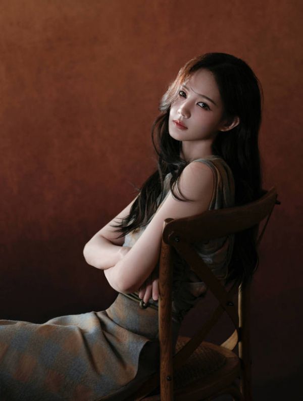 李一桐侧颜绝美，侧脸线条流畅。