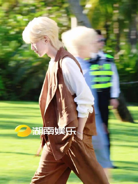 马柏全亮相vogue潮汐红毯海边假日引粉丝欢呼