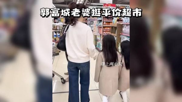 59岁郭富城带老婆逛商场,主动提包好殷勤,方媛穿黑裙孕味明显!