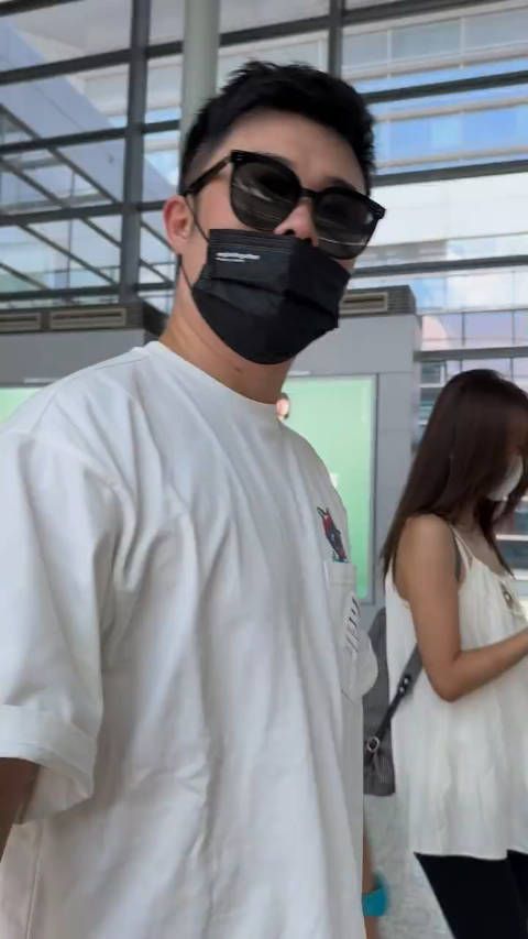 陈赫陪老婆逛香奈儿,42岁张子萱一头黄发好洋气,身高170瘦又美!