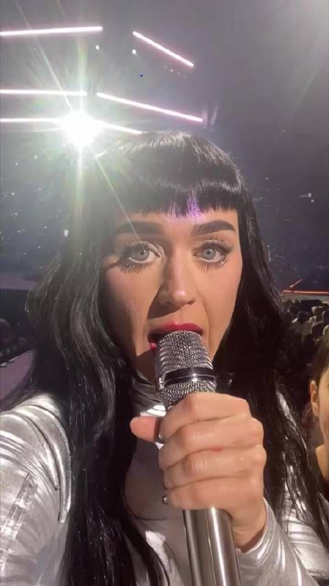 Katy Perry悉尼演唱会帮粉丝录缺考请假视频,请求老师理解
